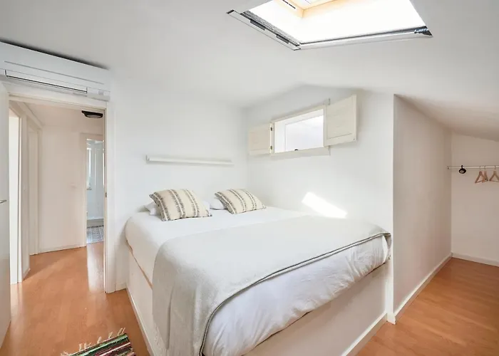 Bright Apt W Balcony, Ac, Parking, By Timecooler