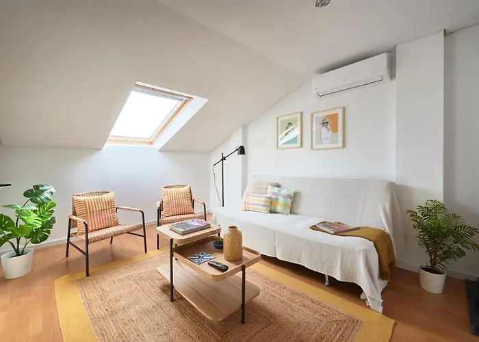Bright Apt W Balcony, Ac, Parking, By Timecooler